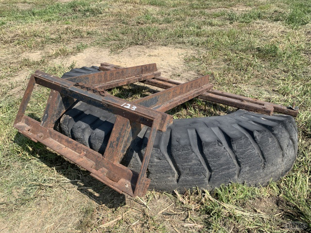 Rubber tire manure pusher